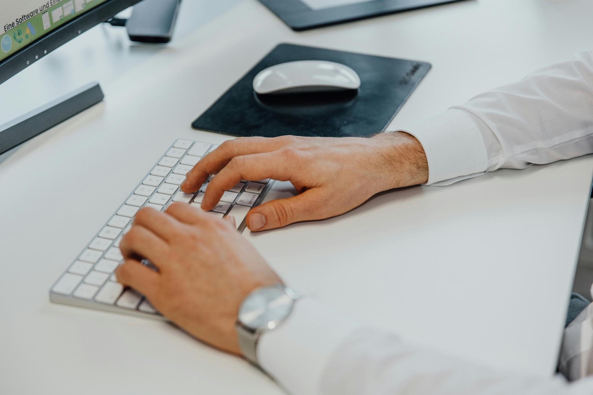 Prospection B2B 2031 : LinkedIn Ads, Email Nurturing et Tests Multivariés IA 🚀