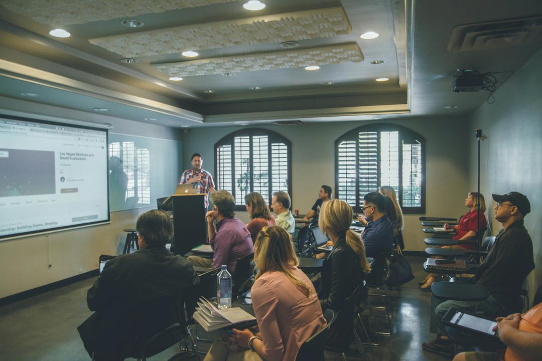 LinkedIn + IA : Prospection B2B par secteur et niveau hiérarchique