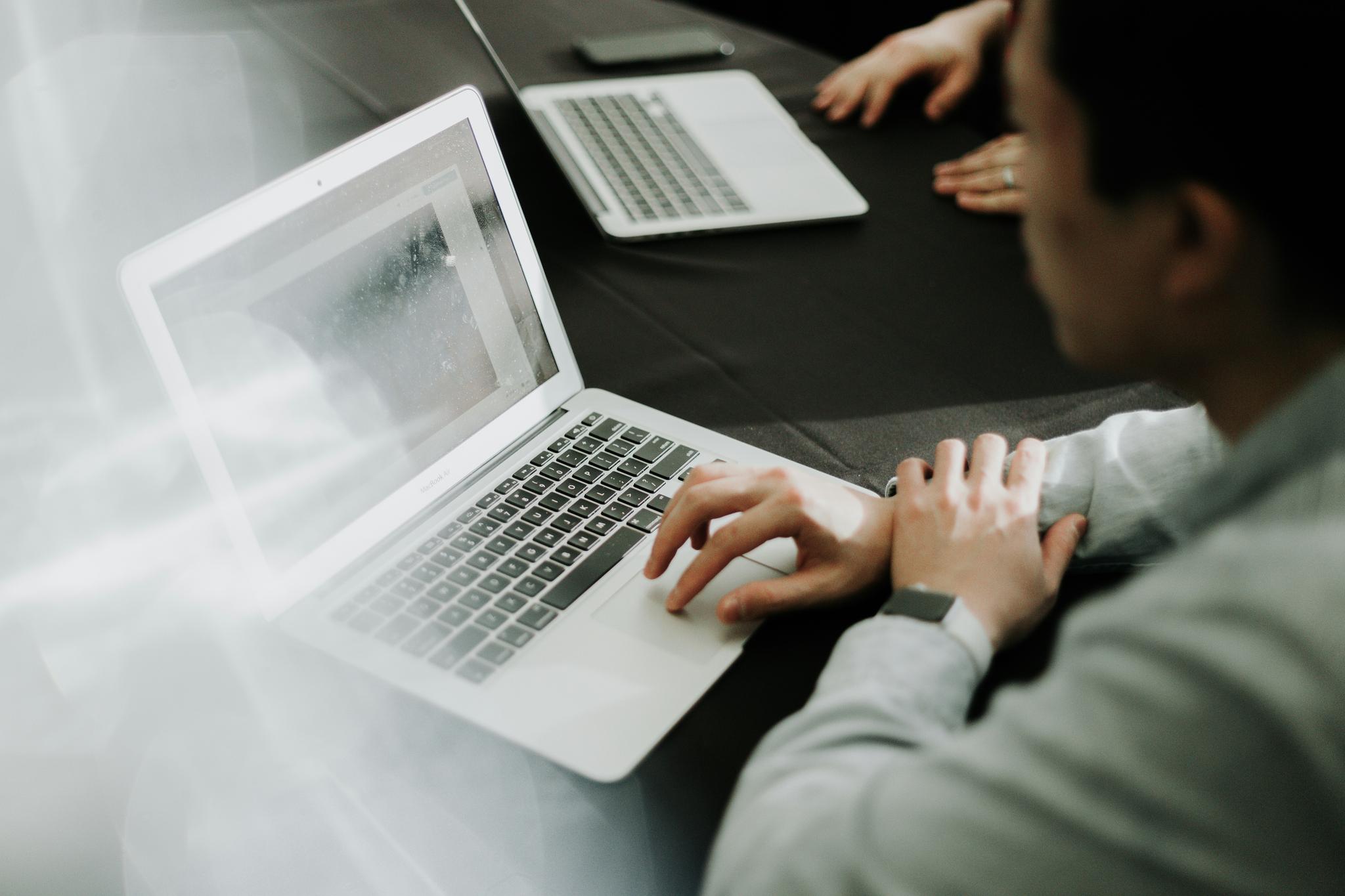 Prospection B2B 2030 : LinkedIn + Email + IA pour scaler toutes les industries đ