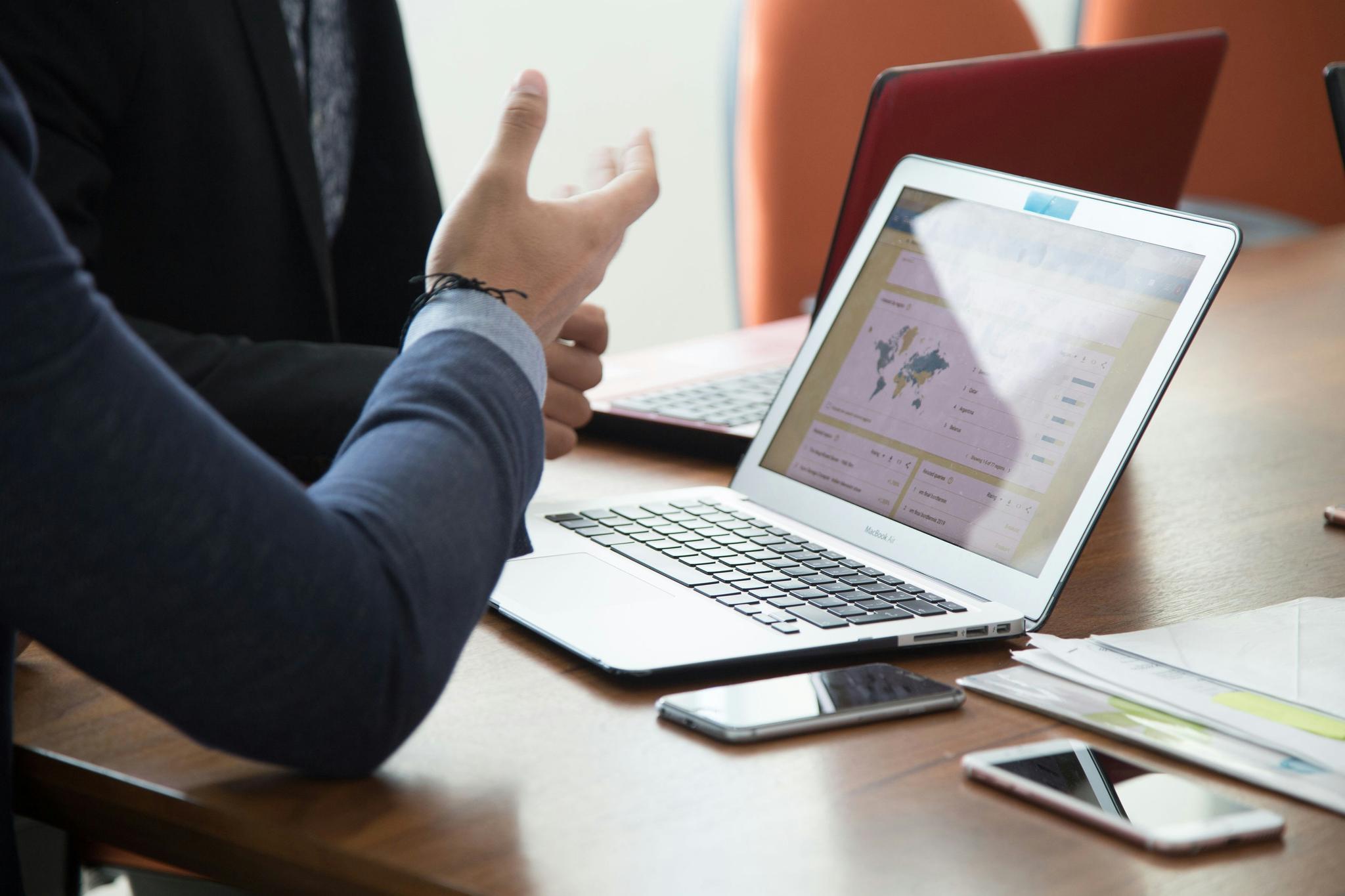 LinkedIn + IA : Prospection B2B par secteur et niveau décisionnel